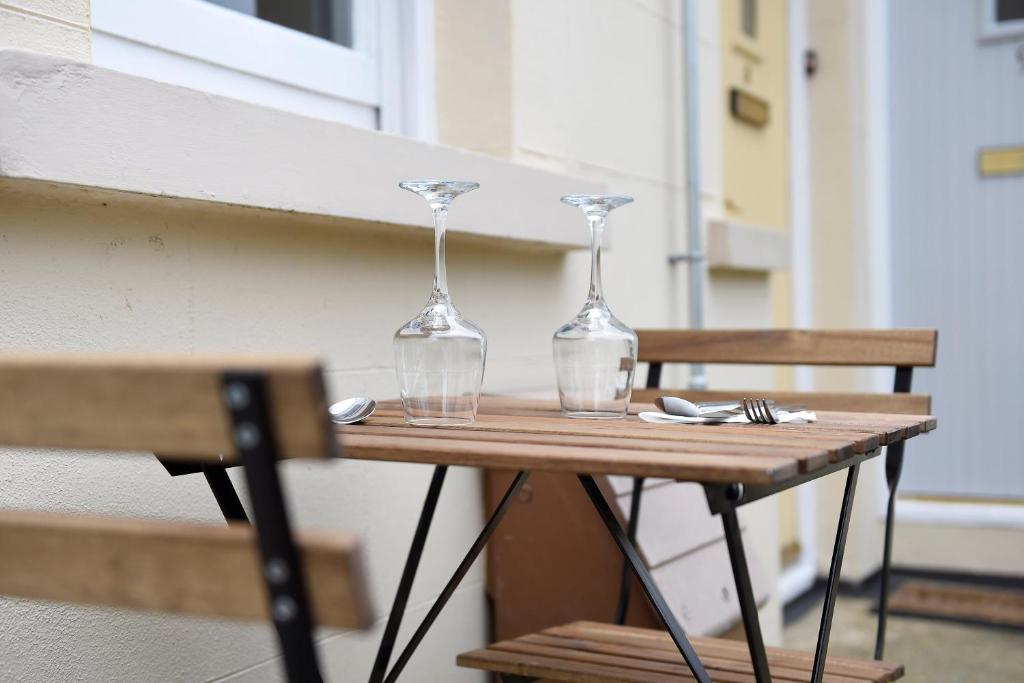 バリーキャッスルにあるCauseway Coast Apartments 8 Bleach Greenの木製テーブル(ワイングラス2杯付)