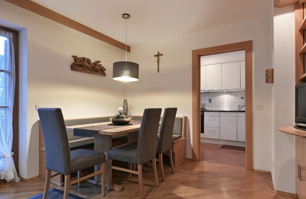 - une cuisine et une salle à manger avec une table et des chaises dans l'établissement Miraval Perathoner Andreas, à Ortisei