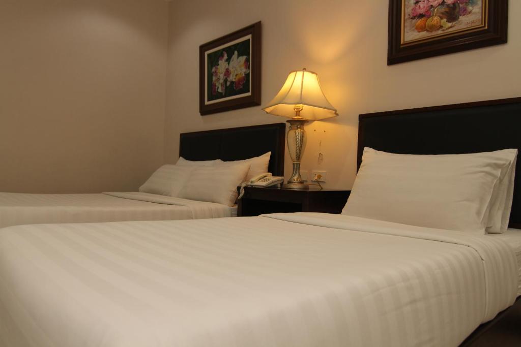 Postel nebo postele na pokoji v ubytování Main Hotel & Suites
