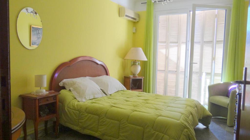 מיטה או מיטות בחדר ב-Chambre Ajaccio