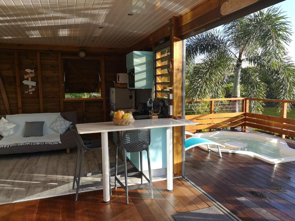 Bazén v ubytování BUNGA-LODGE (bungalow 4* avec piscine privée) nebo v jeho okolí