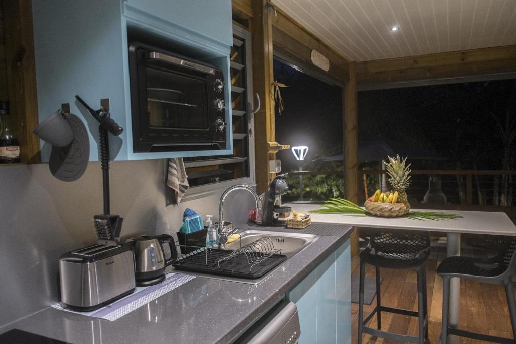 Kuchyň nebo kuchyňský kout v ubytování BUNGA-LODGE (bungalow 4* avec piscine privée)