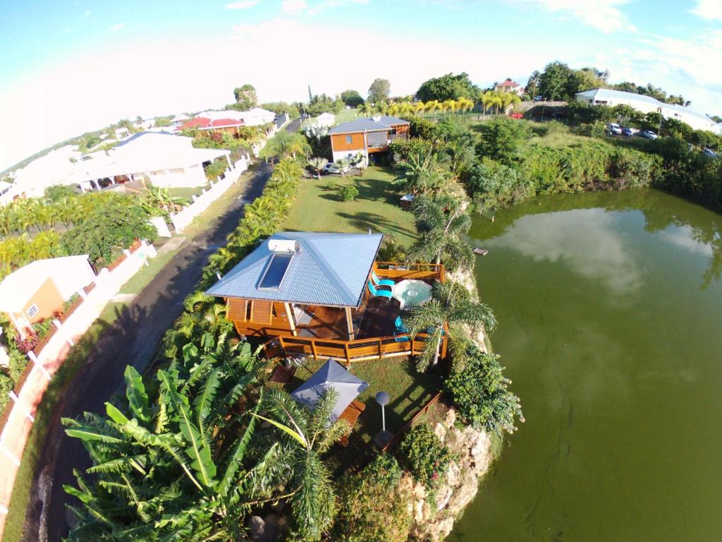 una vista aérea de una casa en el agua en BUNGA-LODGE (bungalow 4* avec piscine privée) en Douville