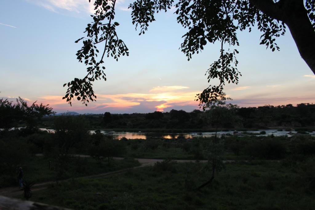 Blick auf einen Fluss bei Sonnenuntergang in der Unterkunft Buster's River Lodge in Marloth Park