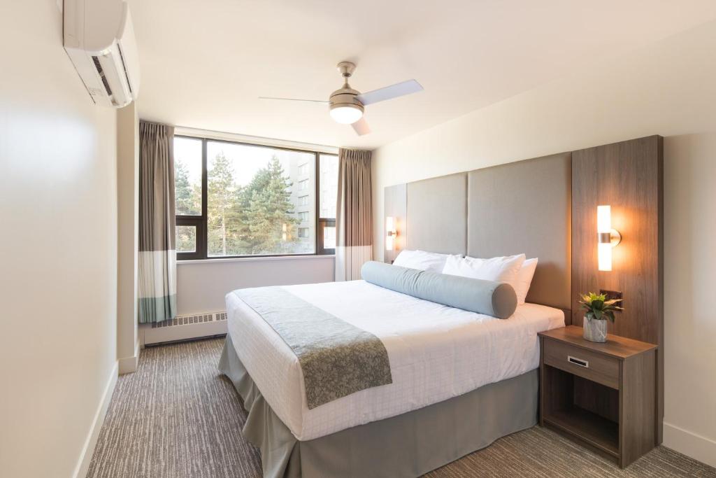 Postel nebo postele na pokoji v ubytování Gage Suites at UBC