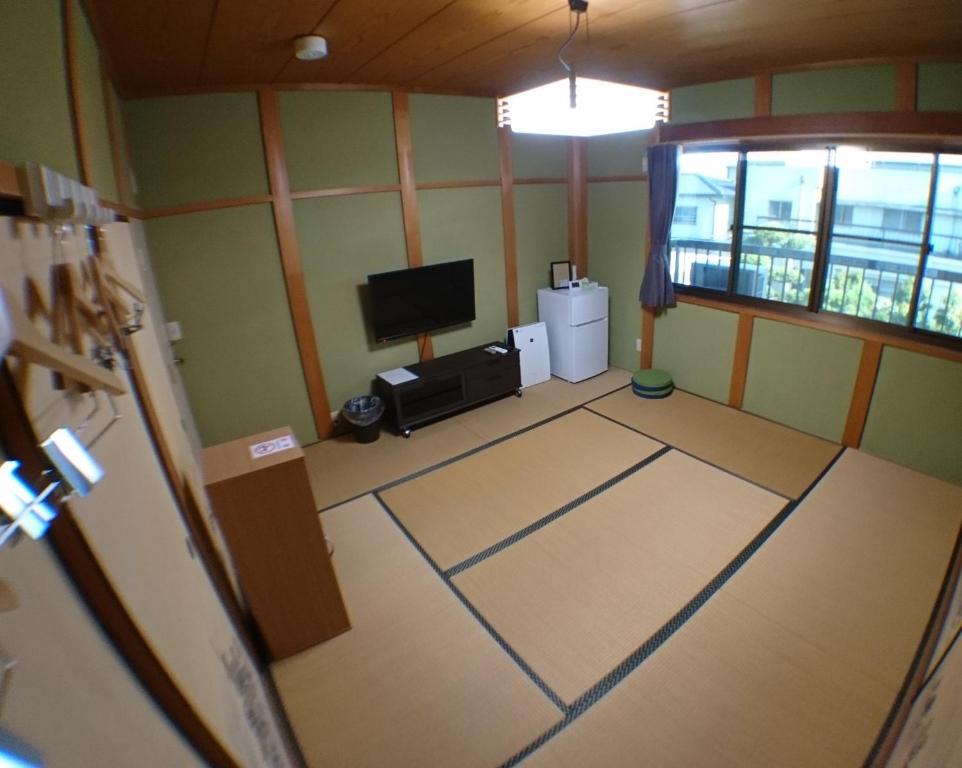 桑名市にあるMinpaku Nagashima room4 / Vacation STAY 1033のテレビとリビングルームが備わる空き部屋