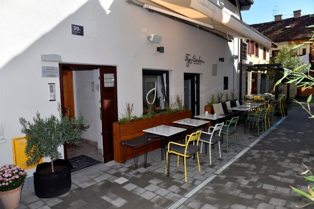 Reštaurácia alebo iné gastronomické zariadenie v ubytovaní Apartments ZAGREB TALES