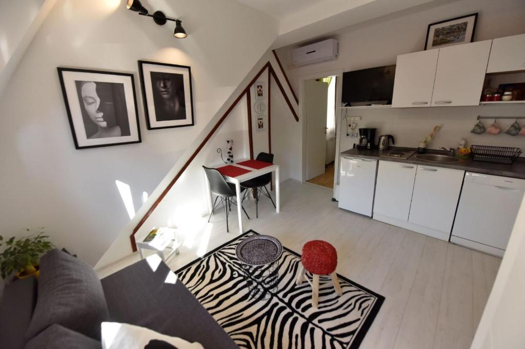 Kuchyňa alebo kuchynka v ubytovaní Apartments ZAGREB TALES