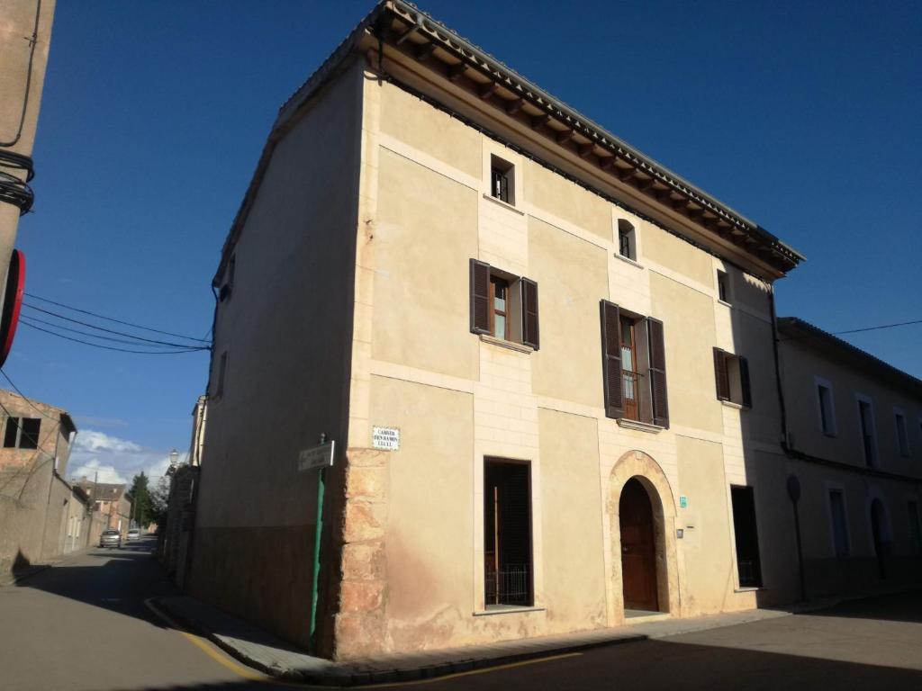 un viejo edificio con una puerta en una calle en Pina, en Pina