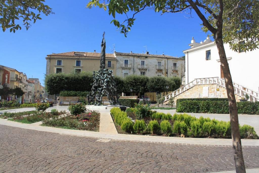 聖焦萬尼羅通多的住宿－Mansarda Accogliente，建筑前有雕像的公园