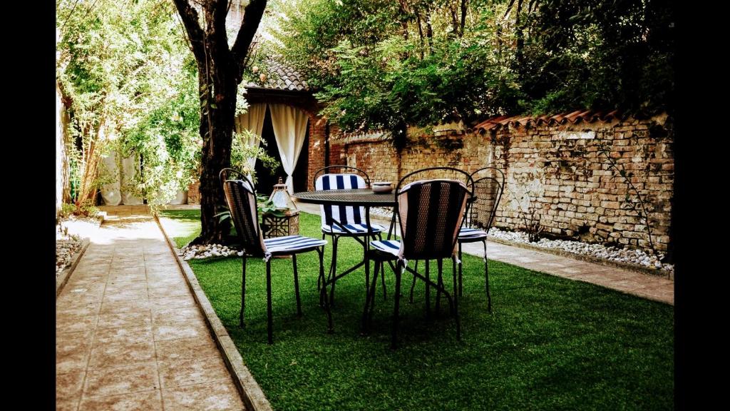 un tavolo e sedie seduti sull'erba di Garden Vittoria a Cremona