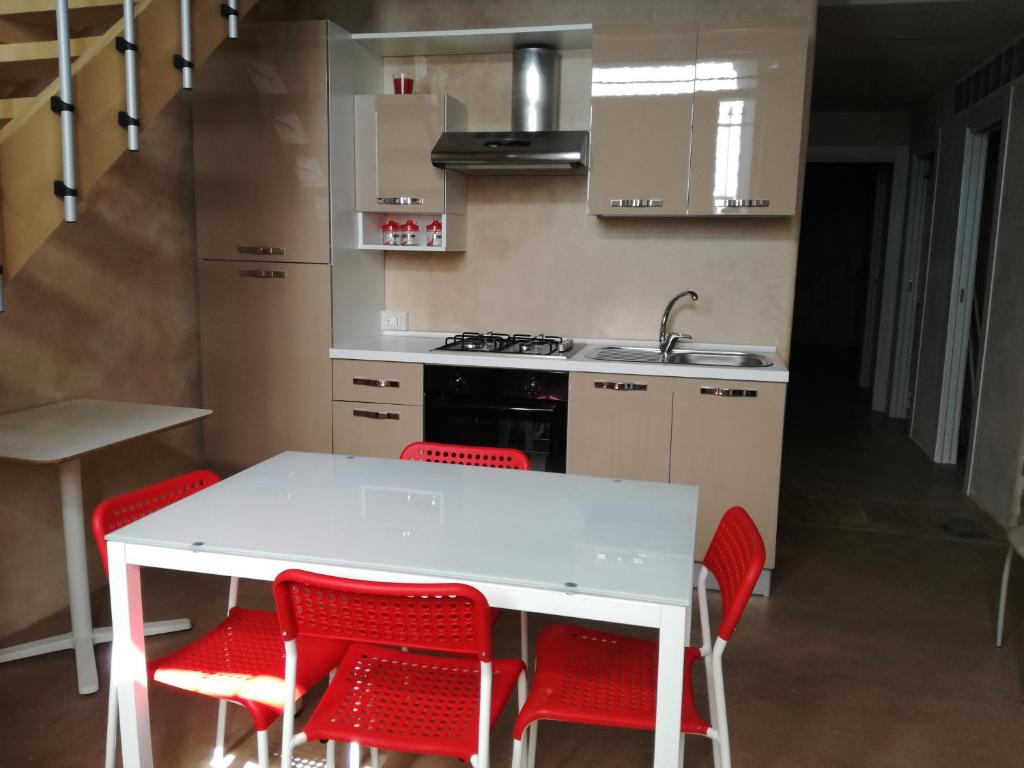 A kitchen or kitchenette at Casa della Palma