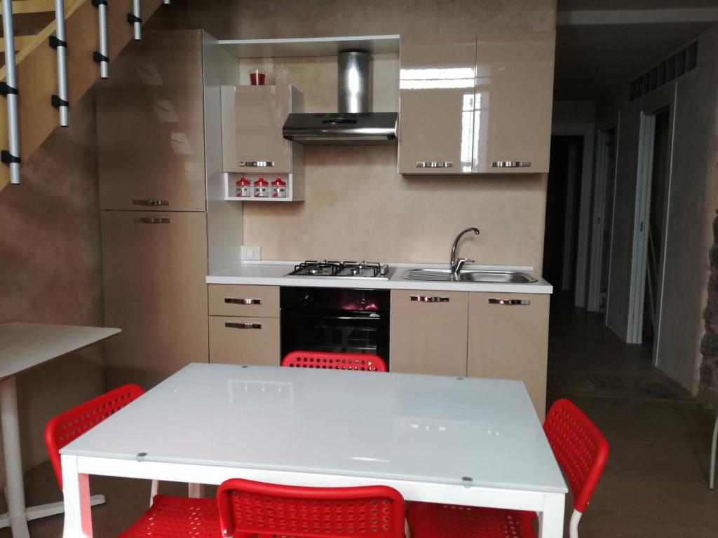 A kitchen or kitchenette at Casa della Palma