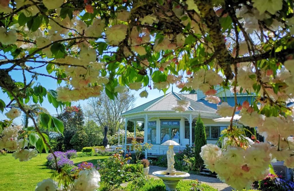 een huis met witte bloemen ervoor bij Country Villa Estate in Ngongotaha