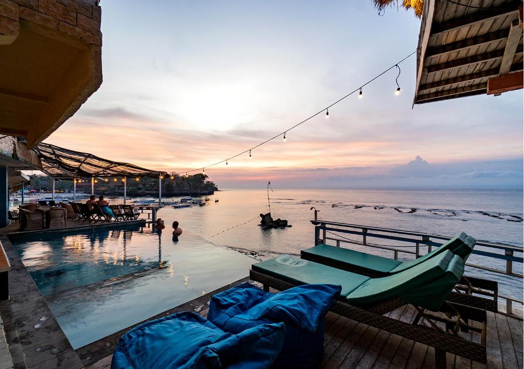 レンボンガン島にあるMushroom Beach Bungalowsの海の景色を望むスイミングプール