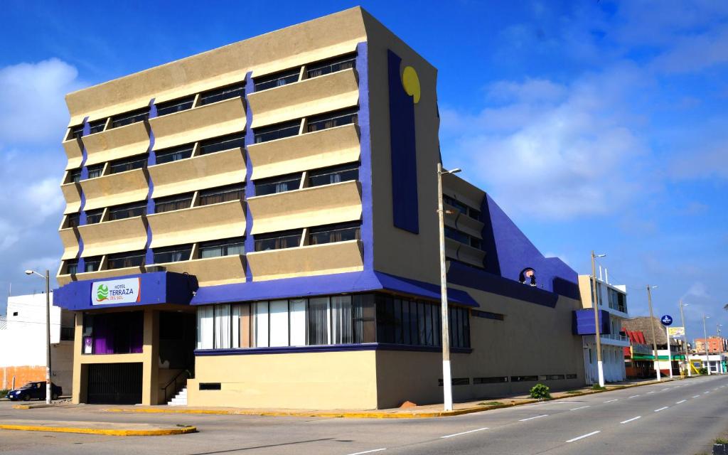 un bâtiment situé sur le côté d'une rue dans l'établissement Hotel Terrasol, à Coatzacoalcos