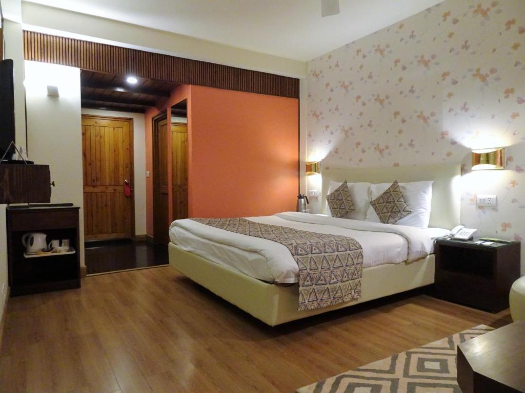 Postel nebo postele na pokoji v ubytování Honeymoon Inn Shimla