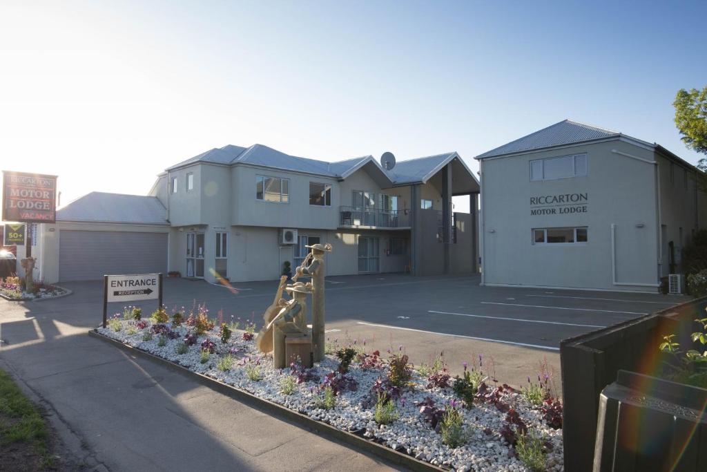 un edificio con un ramo de flores en un patio en Riccarton Motor Lodge, en Christchurch