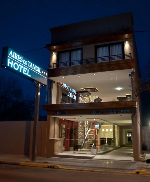 タンディルにあるHotel Aires de Tandilのホテルの看板が目の前にある建物