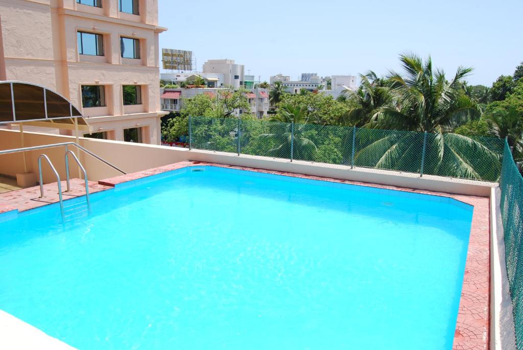 Bazén v ubytování Raj Park Hotel Chennai nebo v jeho okolí