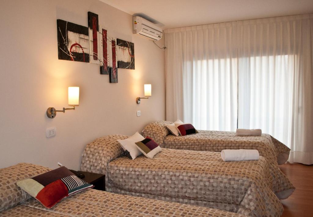 Hotel Aires de Tandil tesisinde bir odada yatak veya yataklar
