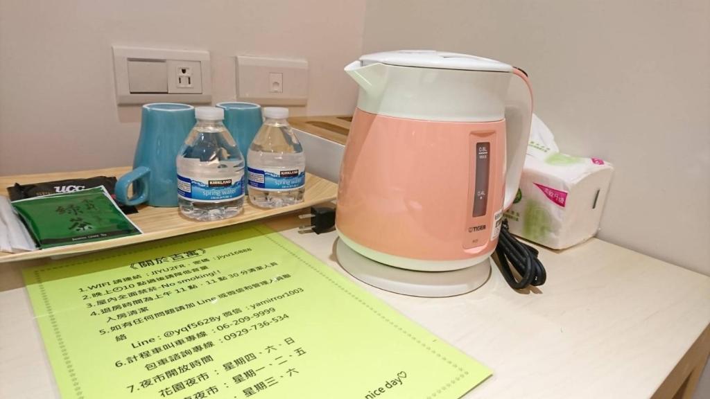 Příslušenství pro přípravu čaje a kávy v ubytování Ji Apartment