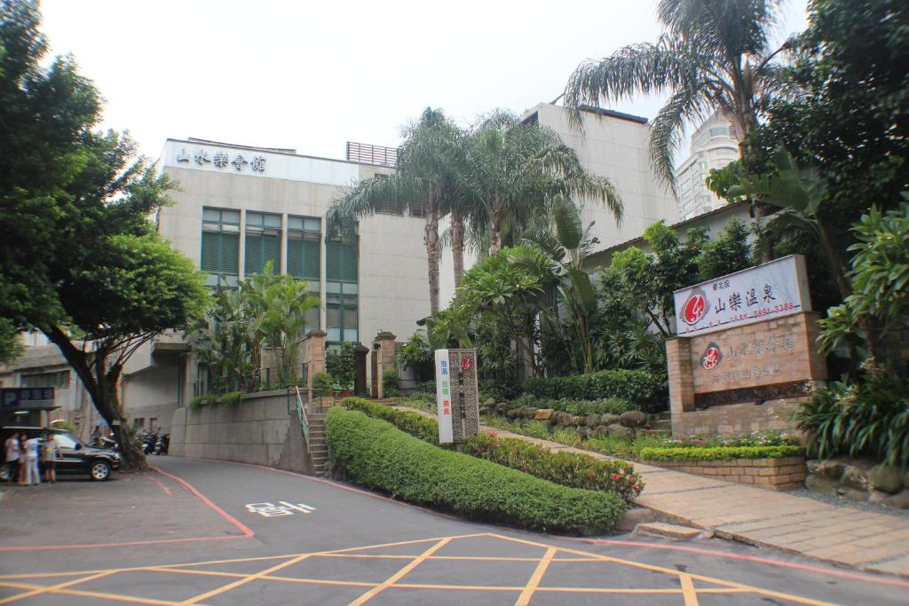 une rue vide devant un bâtiment dans l'établissement Shan-Yue Hotspring Hotel, à Taipei