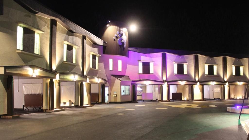 - un bâtiment avec des lumières violettes la nuit dans l'établissement Hida Takayama Hotel Viera Resort (Adult Only), à Takayama