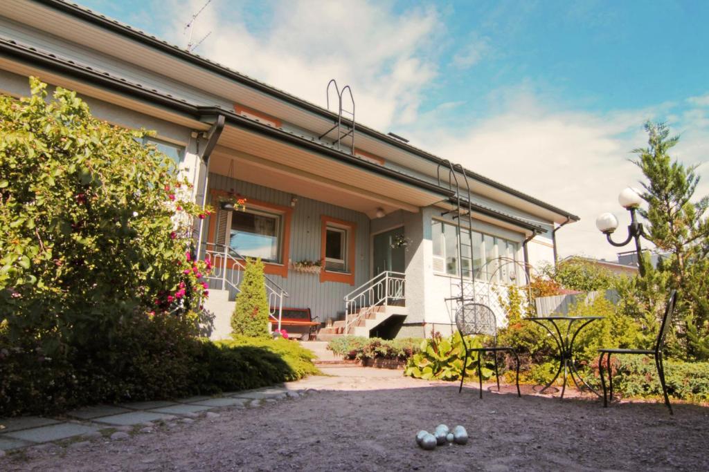 ポリにあるApartment Hotel Kuukkarin Kortteeriの椅子2脚とパティオ付きの家