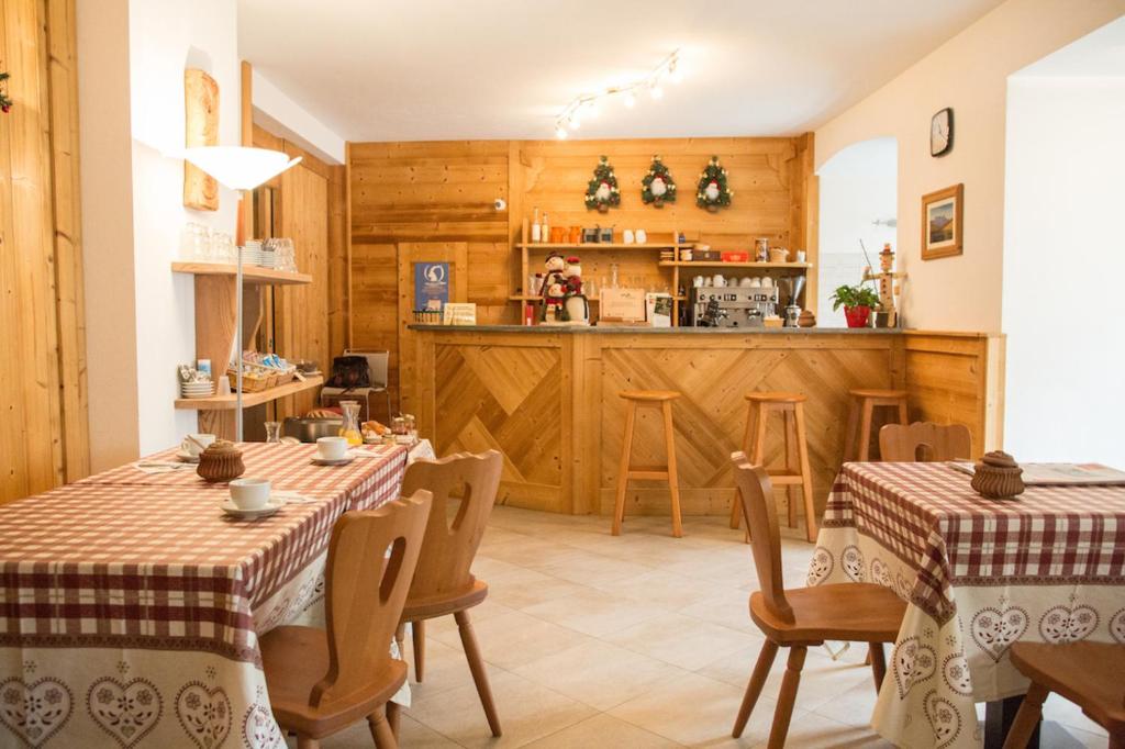 comedor con 2 mesas y cocina en Résidence Château Royal, en Cogne