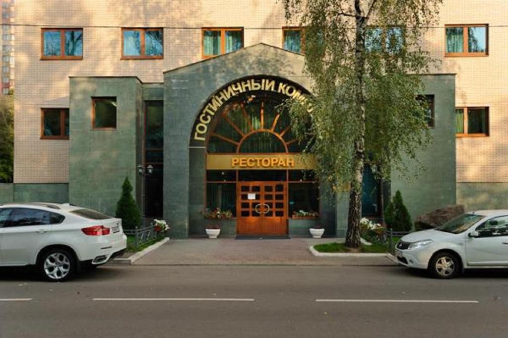 モスクワにあるБутик отель Печораのホテル前の駐車場に2台駐車