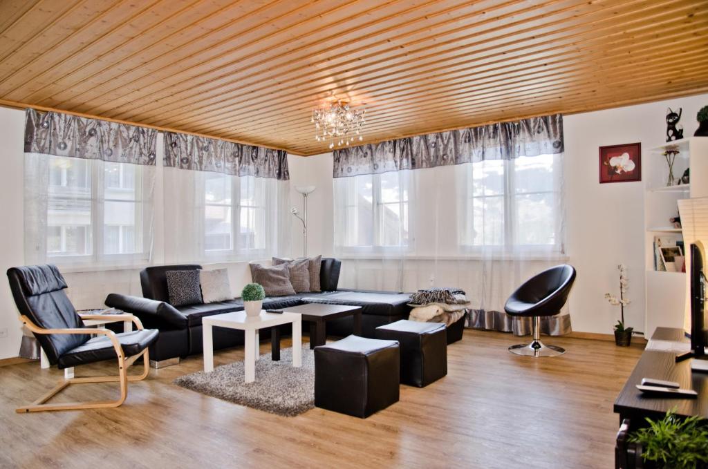 sala de estar con sofá y mesa en Apartment Neuenhaus - GRIWA RENT AG, en Grindelwald