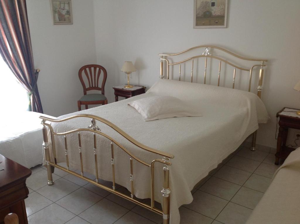 a bedroom with a bed with a white bedspread at Maison Tobias in Bussy-Saint-Georges