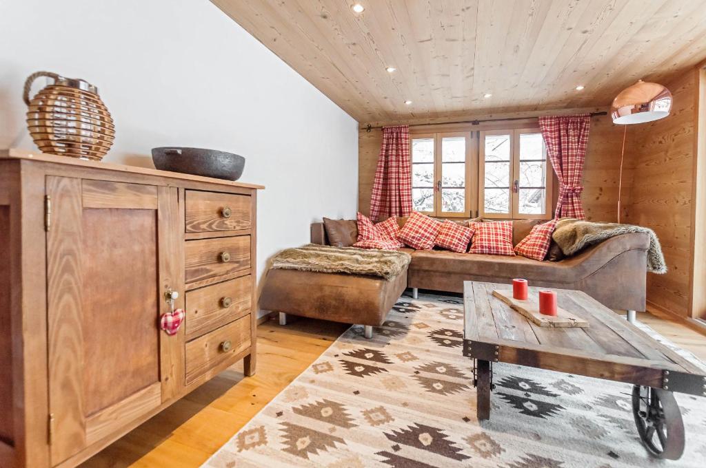 uma sala de estar com um sofá e uma mesa em Chic Alpine Apartment for 5 - Perfect for skiers em Grindelwald