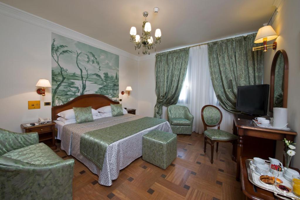 Postel nebo postele na pokoji v ubytování Villa Pace Park Hotel Bolognese