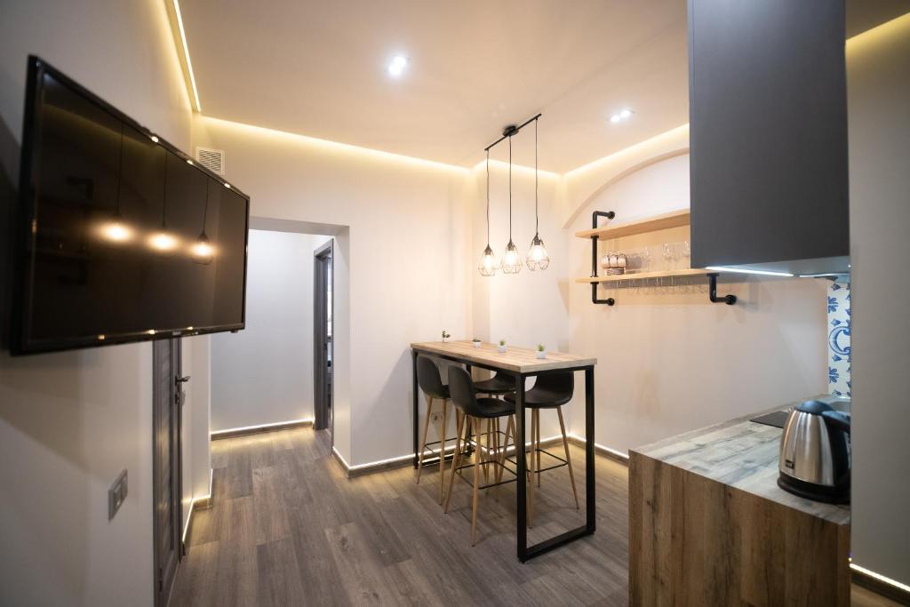 cocina con mesa y barra en una habitación en Apartment on Krakivska 34 en Leópolis
