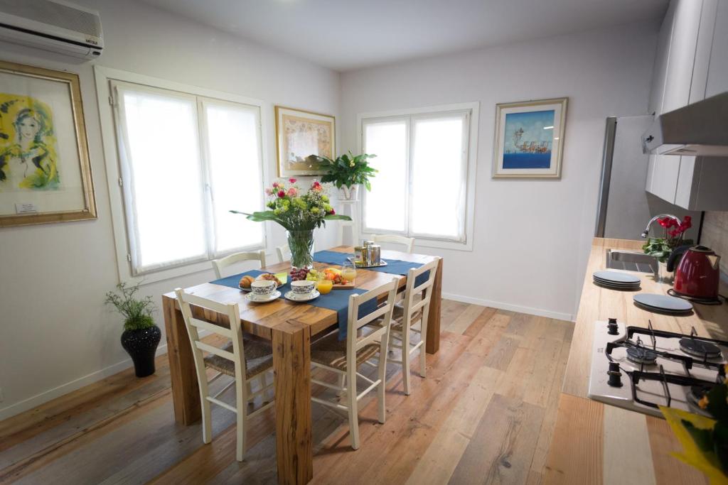 Kuchyň nebo kuchyňský kout v ubytování Kia ora Suite Apartment