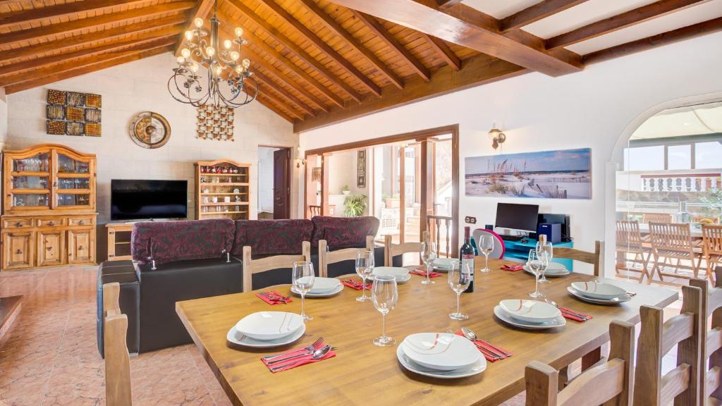 - une salle à manger et un salon avec une table et des chaises dans l'établissement Casa Daniel, à Caleta de Fuste