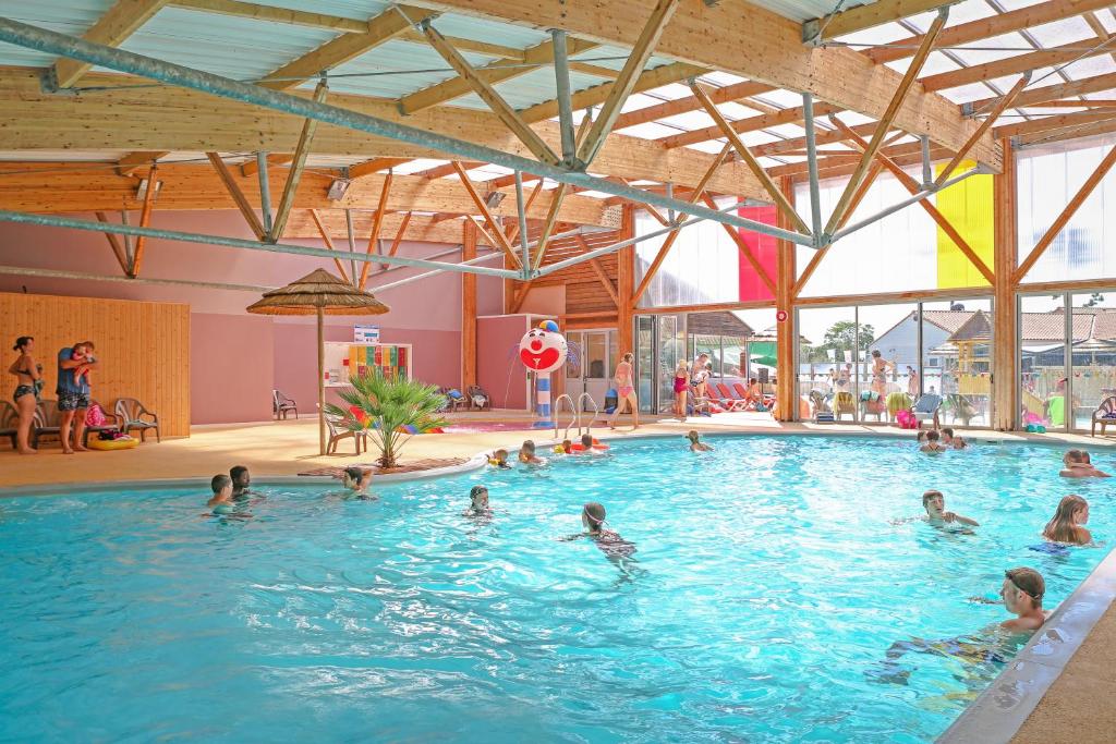 Bazén v ubytování Camping Signol nebo v jeho okolí