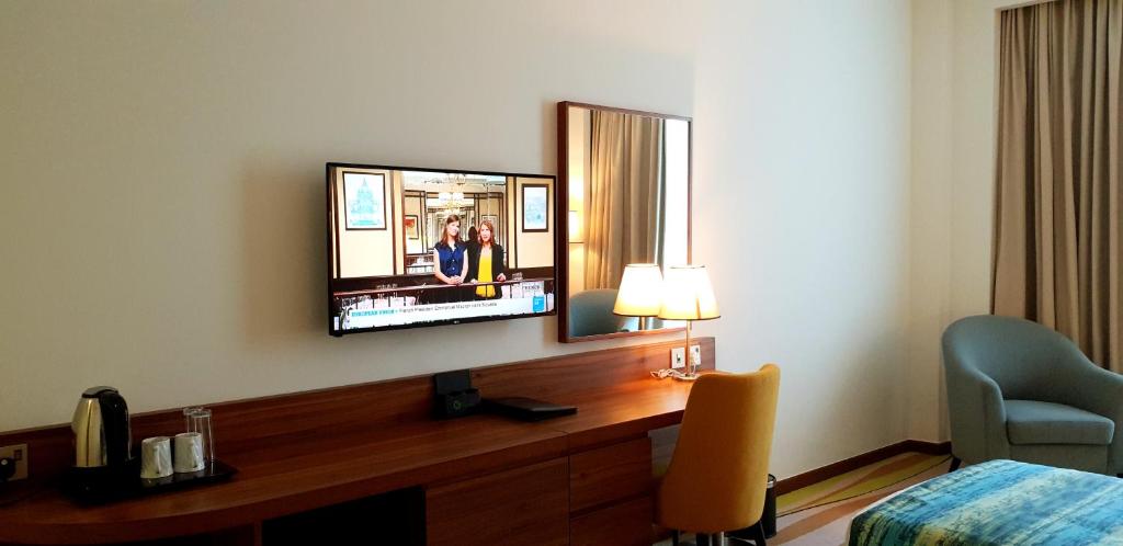 TV a/nebo společenská místnost v ubytování Jacob's Garden Hotel