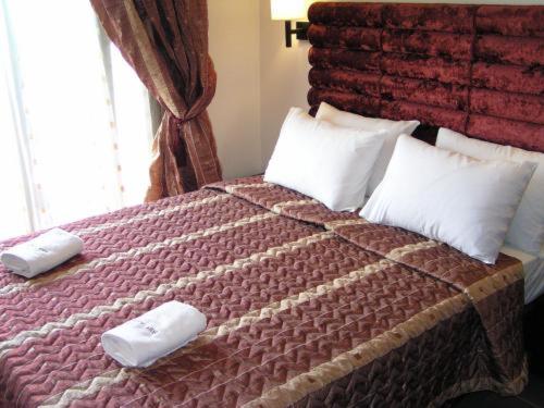 Postel nebo postele na pokoji v ubytování Dion Hotel