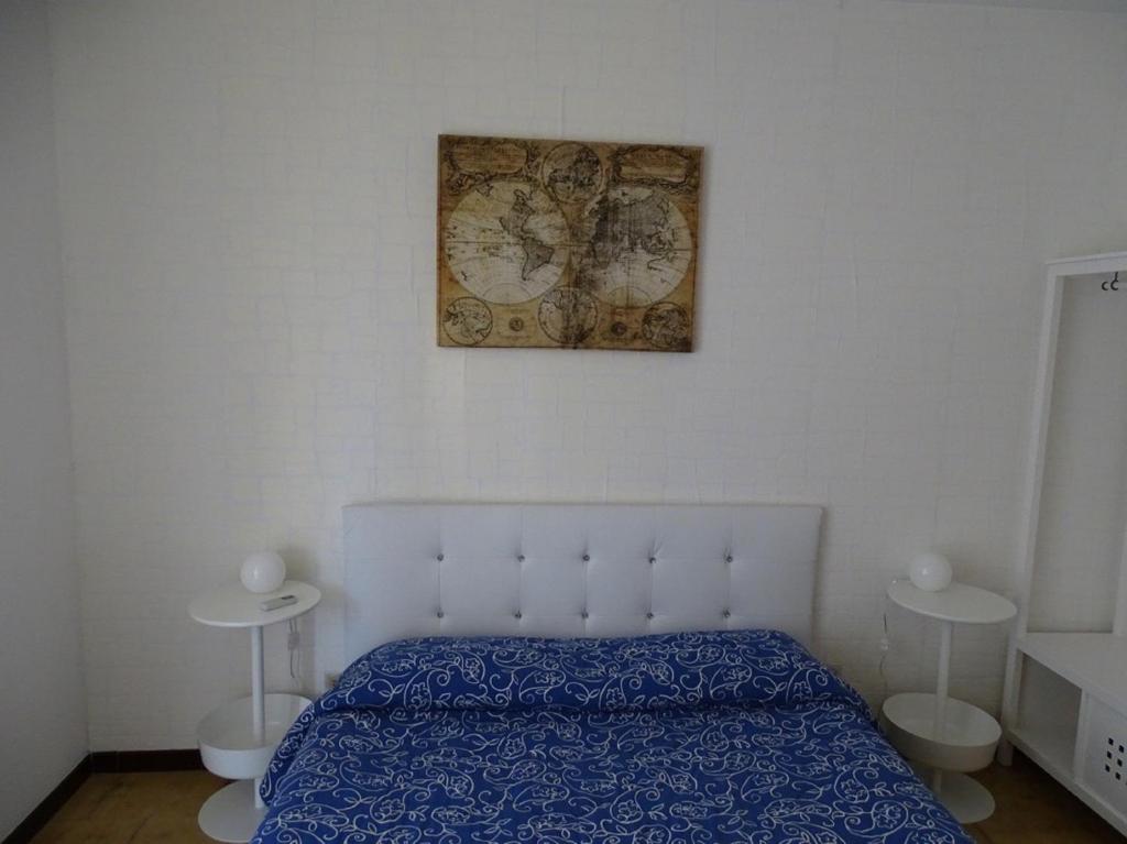 een slaapkamer met een bed en een klok aan de muur bij Casa Papapietro in Matera