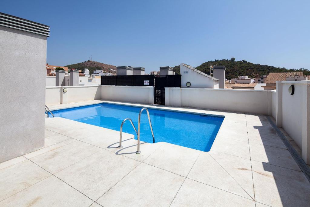 una piscina sul tetto di una casa di Apartment Malaga Center a Málaga