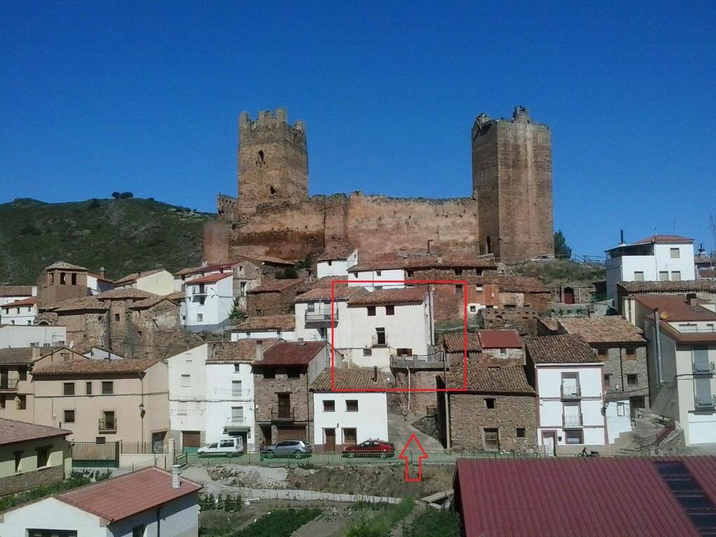 una ciudad con dos torres en una colina con edificios en "Ya se ve el Castillo" en Vozmediano