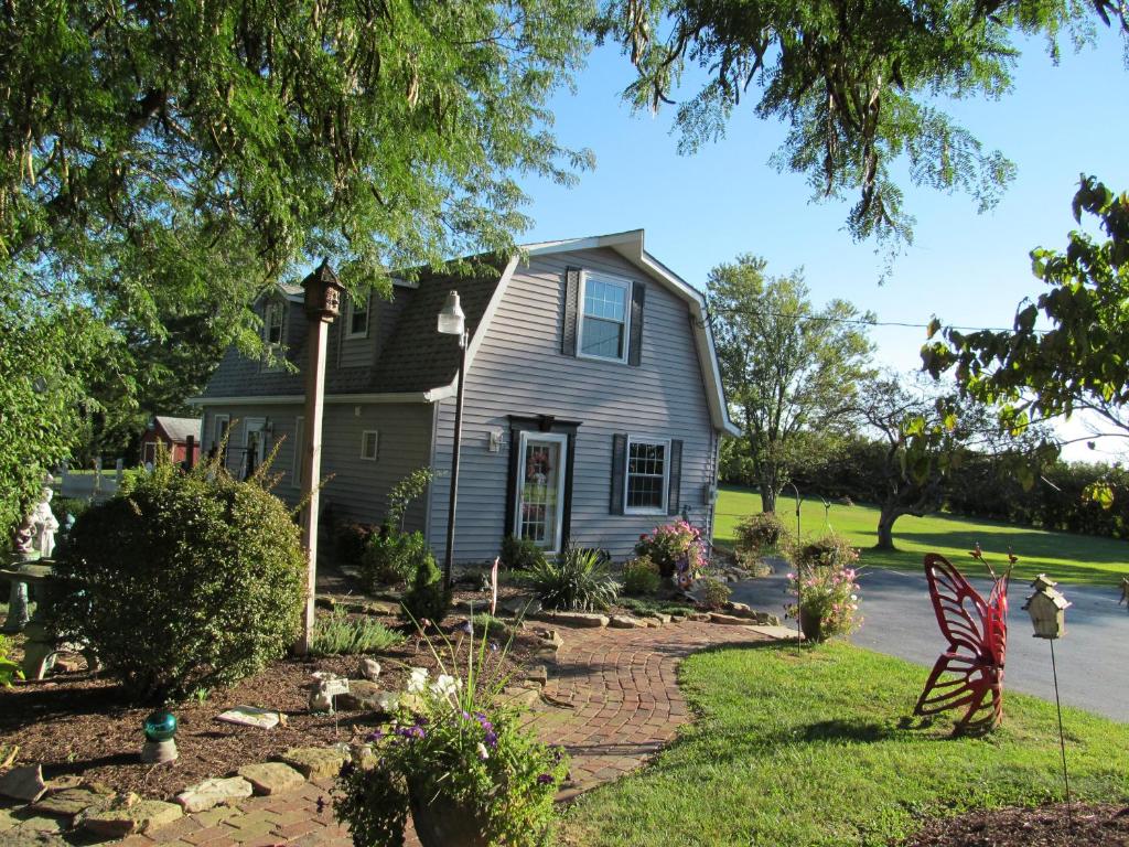 una casa con una bandera en el patio en The Carriage House on Slope Hill, en Mount Pleasant