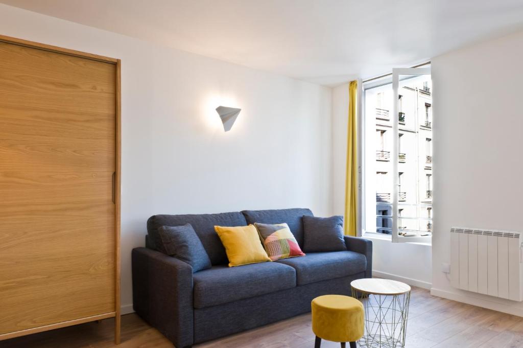 パリにあるPick A Flat - Bastille / Charonne apartmentsのリビングルーム(青いソファ、窓付)