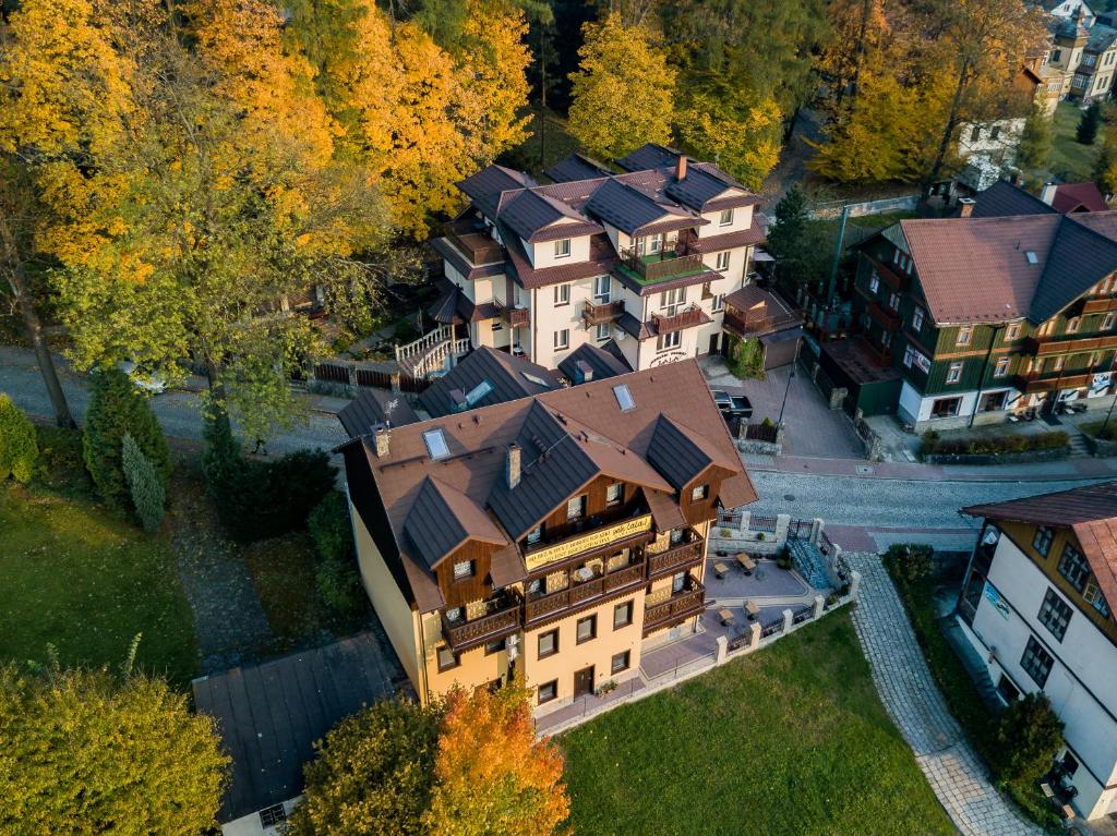 une vue aérienne sur une maison dans une ville dans l'établissement Willa Lala, à Szczawnica