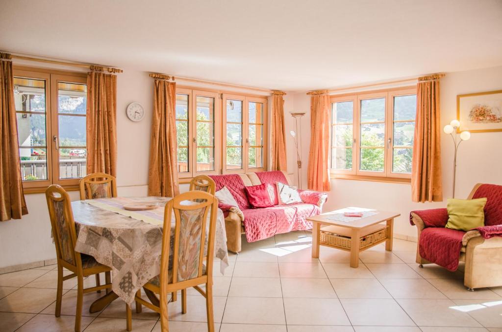 ein Wohnzimmer mit einem Sofa und einem Tisch in der Unterkunft Apartment Strassscheuer 3.5 - GriwaRent AG in Grindelwald