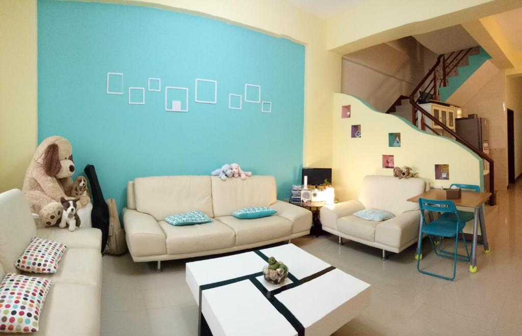 台東市的住宿－兩朵昀民宿，客厅设有两张沙发和一堵蓝色的墙壁