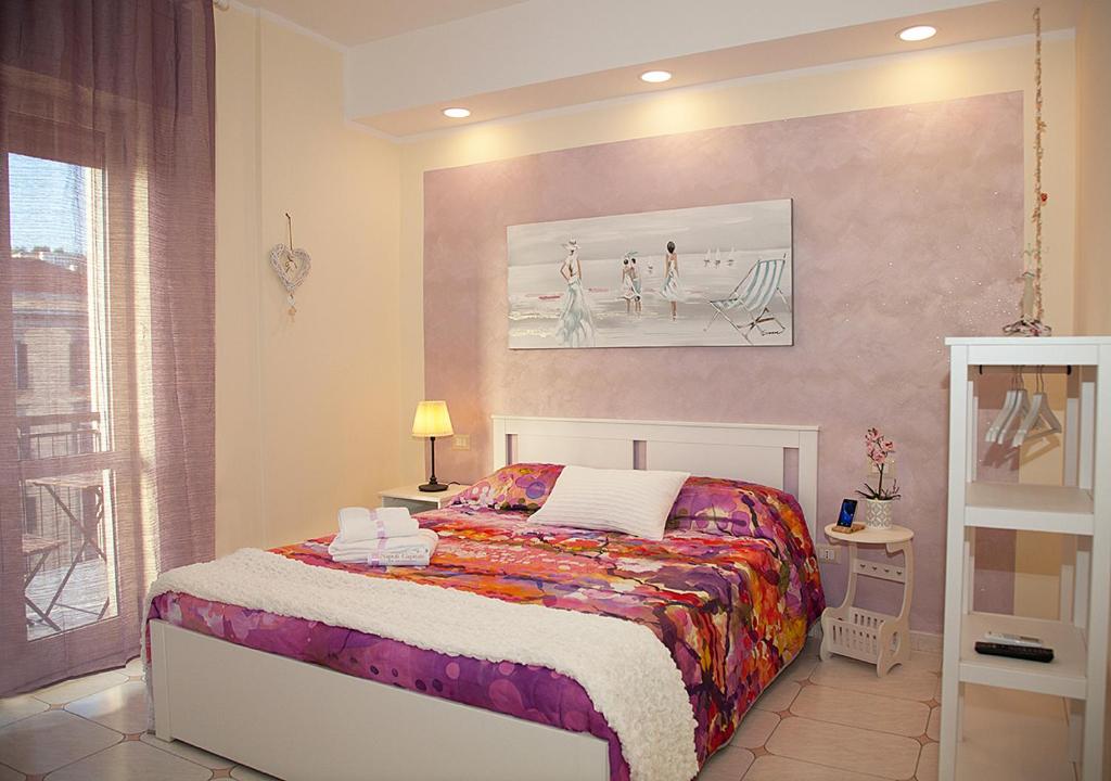 - une chambre avec un lit et une peinture murale dans l'établissement b&b Napoli Capitale, à Naples